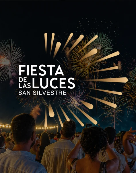 Fiesta de Luces San Silvestre en Terraza Panorámica Cartagena con fuegos artificiales y público celebrando.