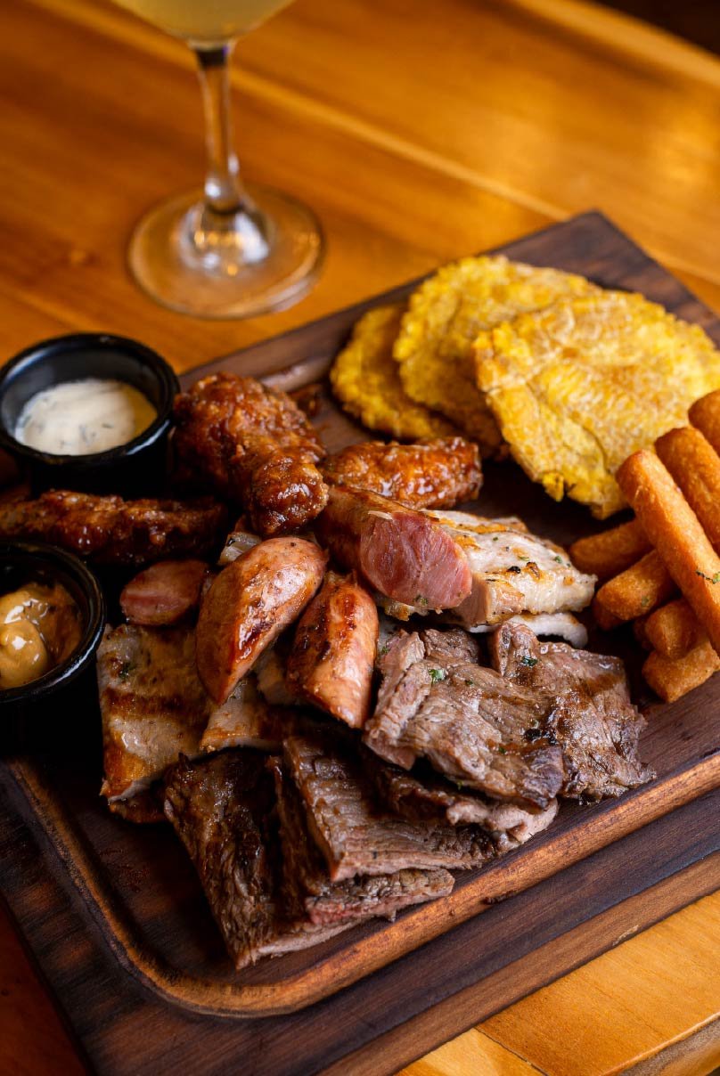 Tabla de carnes, chorizo y patacones en La Terraza Panorámica